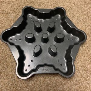 Wilton 12” snowflake heavy duty non-stick cake pan